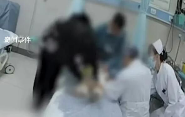 嬰兒手指被扶梯夾斷民警緊急救助