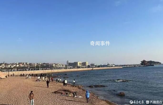 青島棧橋拍照大爺被要求停止?fàn)I業(yè)