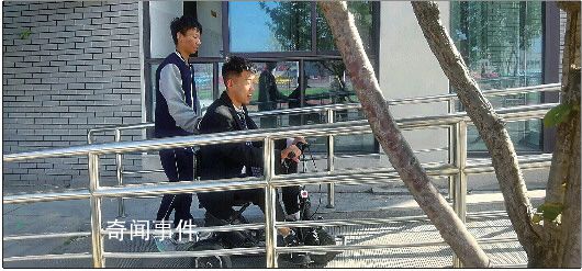 17歲少年照顧腦癱同學近5年 說服父母不用擔心幫助同學不會耽誤學習