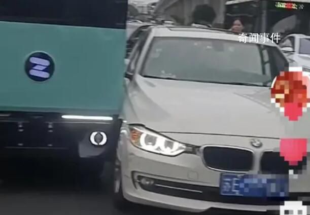 街頭無人快遞車變道與寶馬擦碰 已和寶馬車主協商處理結束