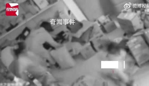 女子快遞點暴躁翻找雙11快遞 幾名市民正在尋找自己的快遞