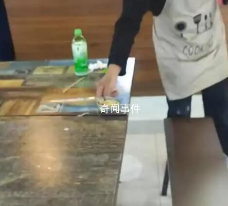 店員將顧客吃剩的小料倒回小料區