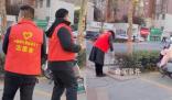 銀行員工穿志愿者服掃大街被指擺拍 許多人質(zhì)疑工作人員擺拍作秀
