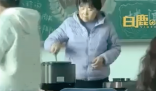 老師課上帶學生燉藥膳雞湯