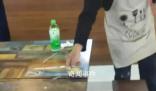 店員將顧客吃剩的小料倒回小料區(qū)