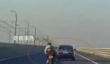 女騎手超車被彈飛墜湖身亡 引發了廣泛的社會思考