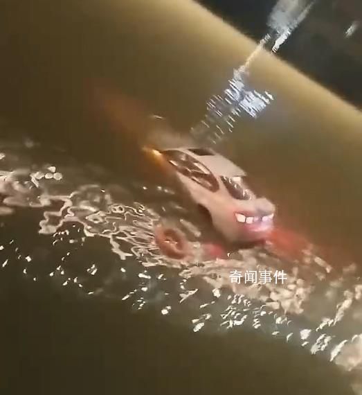 珠海一輛轎車不慎墜河快速沉沒