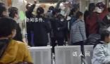 家長拍下凌晨的兒童醫(yī)院 拔針也排隊(duì)
