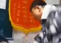 內蒙古一教師捶打學生被停職