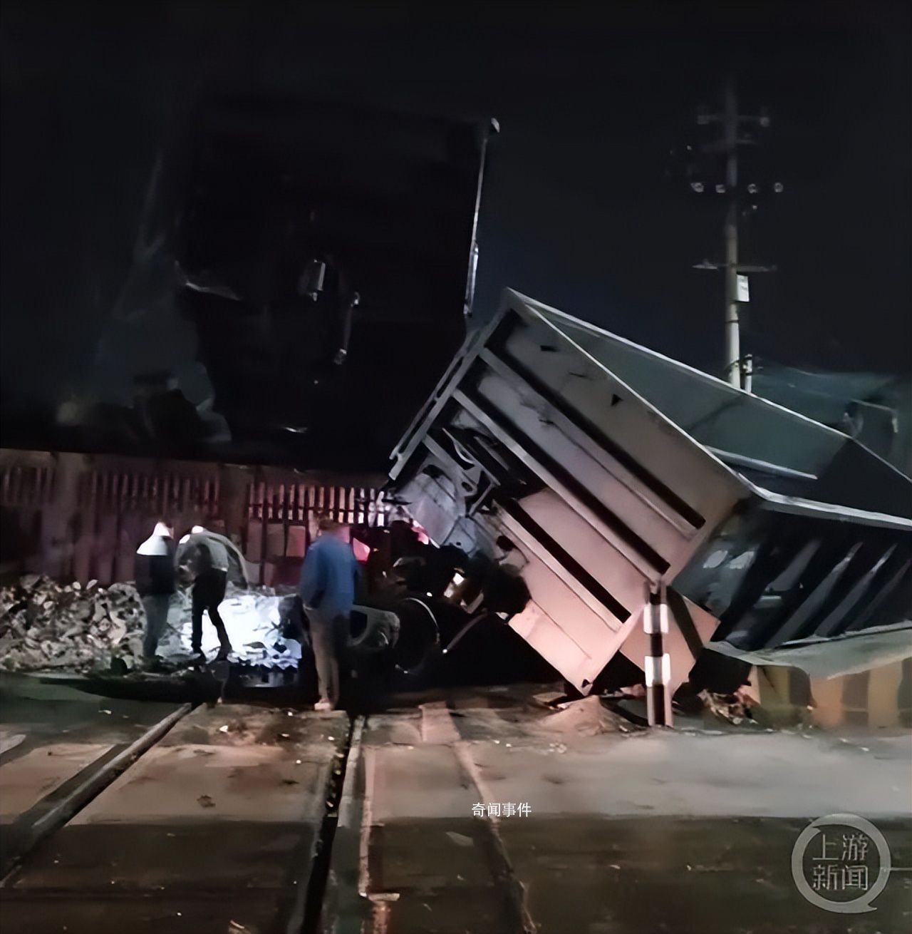 河南一貨車與火車相撞 貨車司機身亡