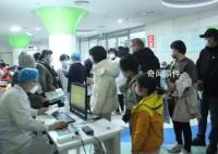 就診激增 多家醫(yī)院調(diào)集醫(yī)護(hù)支援兒科