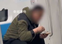 男子地鐵車廂內吃飯 吐一地魚骨頭