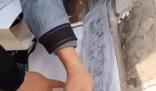 兩男子拍打拓印南京古城墻字跡 引發(fā)網(wǎng)友質疑