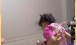 向佐被3歲女兒蹬鼻子上臉 引發關注