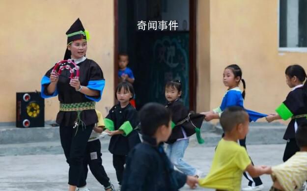 失去課間的孩子們在廁所社交 學(xué)生的閑暇活動遭到了嚴(yán)格限制