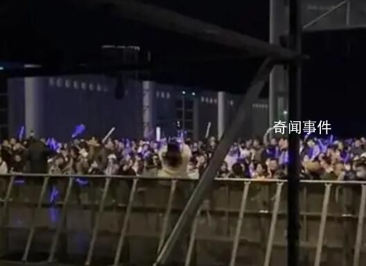 伍佰合肥演唱會觀眾大喊退票 有人稱花上千元買票卻看不到主屏幕