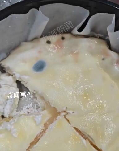 男子買(mǎi)到發(fā)霉蛋糕理論時(shí)遭搶小票 雙方協(xié)商不一致