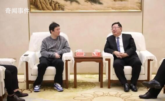 王思聰穿休閑服會見泰安市委領導
