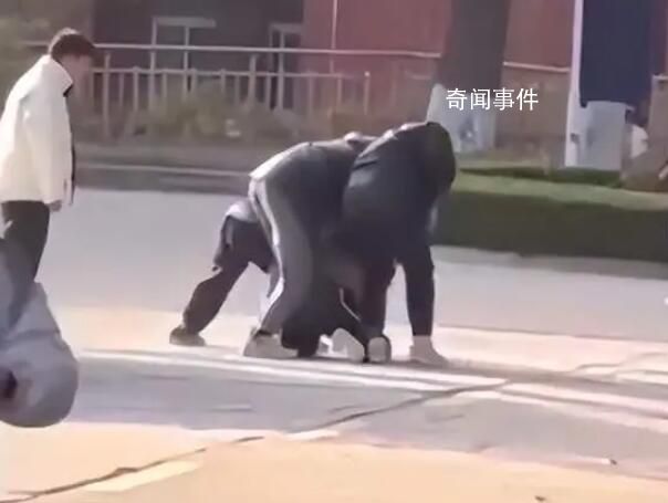 陜西高校男生捅傷一男一女 目前不清楚有無(wú)生命危險(xiǎn)