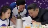 金正恩攜女兒出席慶功宴 參會人士統一穿著定制的短袖T恤