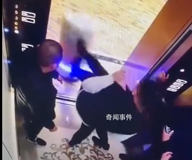 機器人準備進電梯被兩男子踹倒 表現得十分囂張