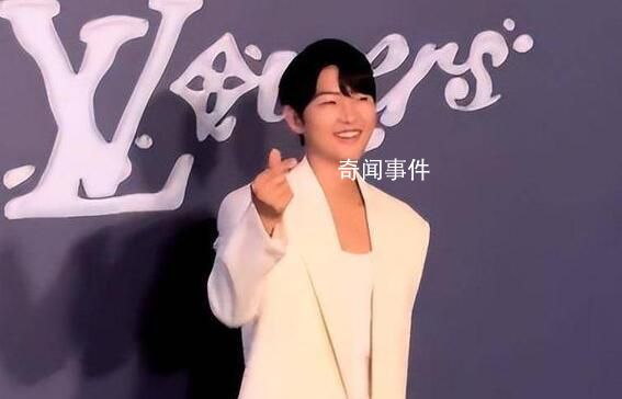 宋仲基LV大秀新造型突破 引發了網友們的熱議