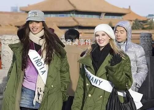 外國游客齊穿軍大衣打卡天壇