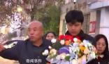 富豪聽說兒子住賓館掉淚:家里房好多