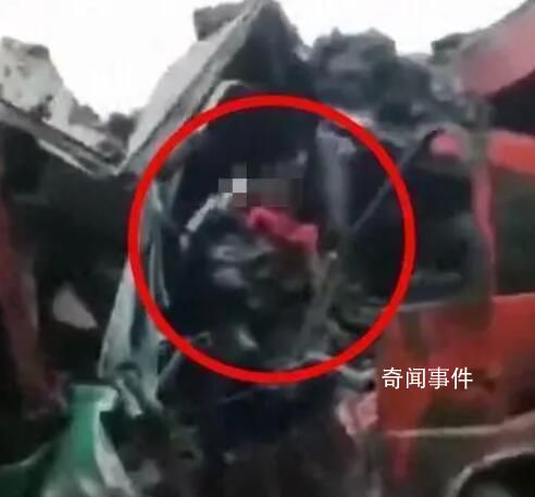 貴州一中巴被兩貨車夾擊面目全非 具體傷亡情況不便透露