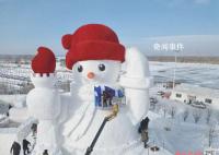 哈爾濱迎來今冬首個大雪人 一個巨型大雪人已初現(xiàn)俏模樣