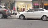 車窗貼兩張繳費(fèi)單 車內(nèi)司機(jī)已去世