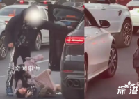疑夫妻吵架男子將老婆孩子拖出車外