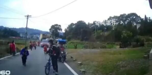 轎車遇學生放學不減速還鳴笛加速 學生四散奔開