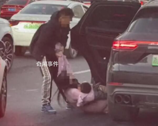 交警回應男子將女子幼兒強拽下車 危險違法