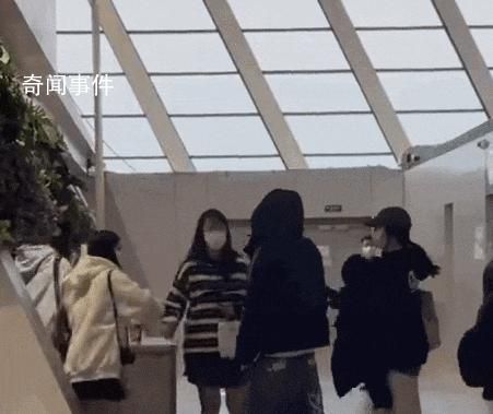 多名女子機(jī)場(chǎng)向男歌手潑水被行拘 兩名未成年作出拘留五日的處罰