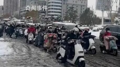 河南市民騎電動車在雪地里艱難前行 給這些為了生活而努力奔波的陌生人點贊