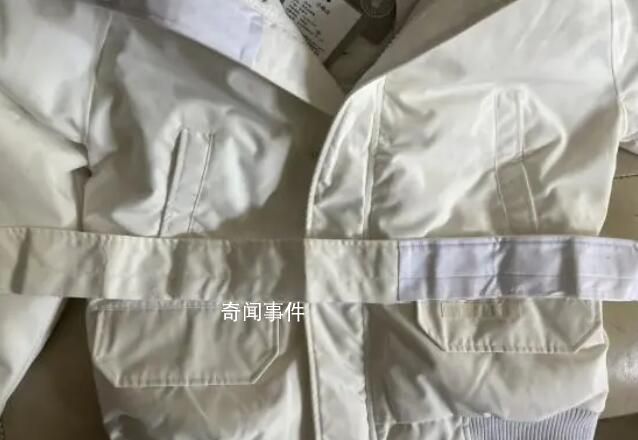 加拿大鵝9500元羽絨服被疑瑕疵品 這做工真不值那么多錢