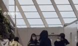 多名女子機場向男歌手潑水被行拘 兩名未成年作出拘留五日的處罰