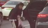 將妻兒拖出保時(shí)捷的男子稱非常后悔 引起了眾多網(wǎng)友的關(guān)注