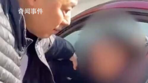 嫌疑人正曬太陽補覺被民警戴上手銬