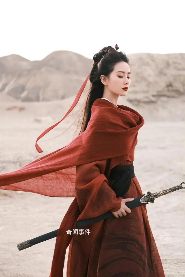 劉詩詩為演《一念關(guān)山》糾正體態(tài)