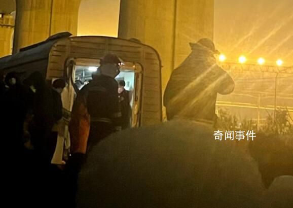 實(shí)拍受損地鐵:兩節(jié)車廂被擠壓