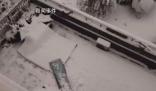 鄭州女生推窗看暴雪 窗戶掉下樓