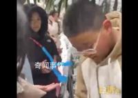 小孩哥夾雪熊哄大學生忙成流水線