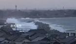 日本強震后第一波海嘯襲來 波濤滾滾