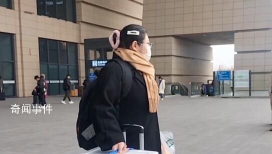 女孩帶20斤海鮮返鄉陪爸媽過年 夢想是靠自己的努力買房