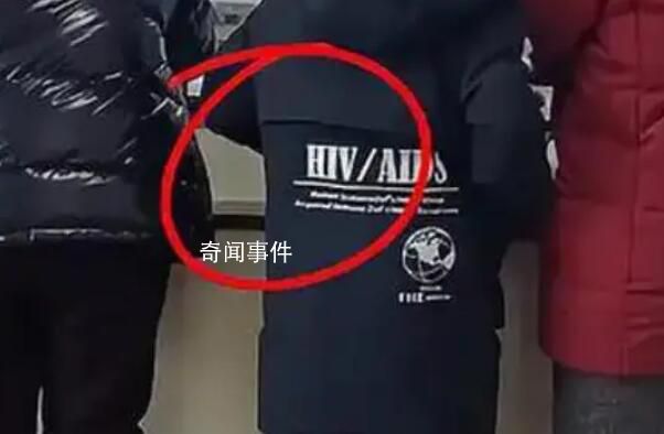 兒童服裝印有艾滋英文引發質疑 引發了廣泛關注
