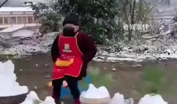成都人開始賣雪 雪人20元一個