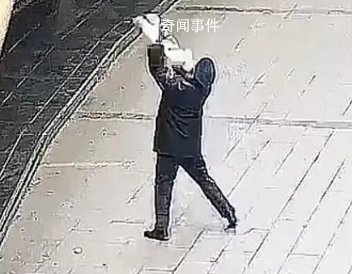 商場(chǎng)保安徒手接住墜樓嬰兒 這一事件在網(wǎng)絡(luò)上引發(fā)大量傳播