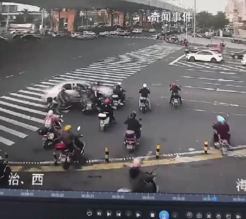 轎車轉(zhuǎn)彎時(shí)連撞7輛電動(dòng)車 事故原因及后續(xù)處理如下